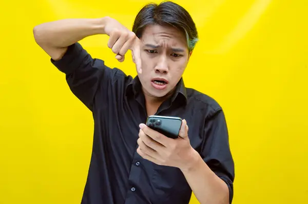 Akıllı telefonlu kafası karışık bir Asyalı. 