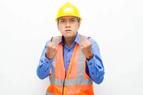Sarı güvenlik kaskı ve yelek giyen Asyalı duygusal inşaat işçisi 