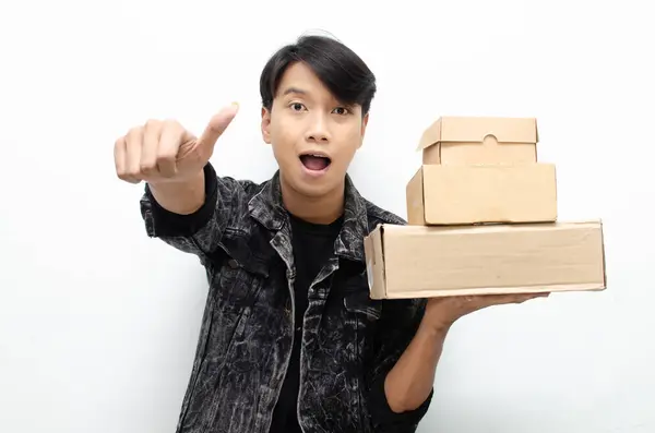 Karton kutuları olan Asyalı adam, teslimat konsepti. 