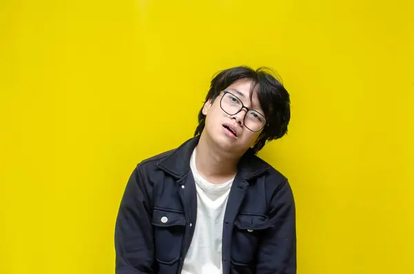 Stüdyoda çalışan çılgın Asyalı genç adam. 