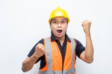 Siyah gömlekli mutlu Asyalı inşaat işçisi ve sarı kasklı reklamlar sunuyor.