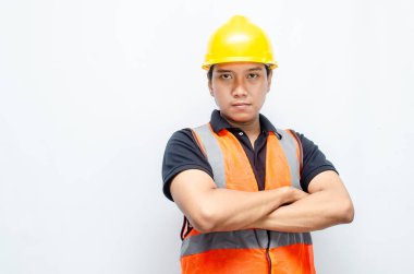 Beyaz Arkaplanda Sarı Miğferli ve Turuncu Yelekli Genç Asyalı İnşaat İşçisi