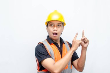 Beyaz Arkaplanda Sarı Miğferli ve Turuncu Yelekli Genç Asyalı İnşaat İşçisi