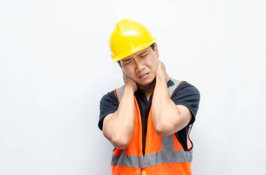 İnşaat işçisi acı içinde inledi. İnşaat İşçisi Kalp krizi geçirdi 'nin çok çalışılmış konsepti. Hardhat 'lı Adam Kalp krizinden muzdarip.