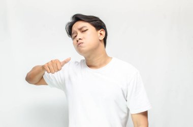 Beyaz tişörtlü çekici Asyalı bir adam bir şeyin reklamını yapıyor. Yakışıklı Asyalı bir adam bir şeyleri tanıtıyor ve indirim ya da promosyon gösteriyor..