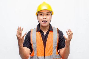 Siyah gömlekli ve sarı kasklı Asyalı mutlu inşaat işçisi reklamları gösteriyor.
