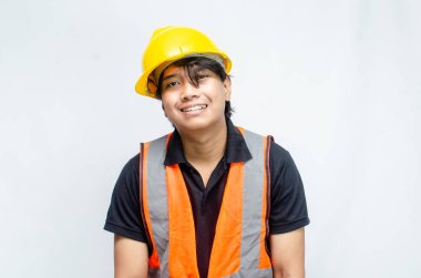 Stresli inşaat işçisi depresif bir şekilde gülüyor. Çok Çalışmış Konsept Görüntü Dağınık Bakışla Gülümseyen İşçi Tarafından Çizilmiş.