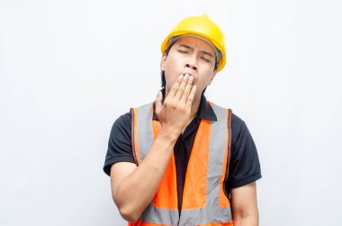 Beyaz Arkaplanda Sarı Miğferli ve Turuncu Yelekli Genç Asyalı İnşaat İşçisi