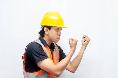 Beyaz Arkaplanda Sarı Miğferli ve Turuncu Yelekli Genç Asyalı İnşaat İşçisi