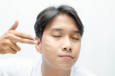 Sivilceli ve yüzünde sivilceli cilt bakımı yapan Asyalı bir adamın yakın çekimi..