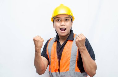 Güvenlik Miğferli Asyalı Erkek İnşaat İşçisi ve Yelek Protesto Ediyor, Reddediyor ve Reddediyor