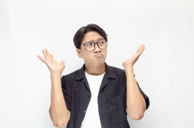 Gözlüklü Çekici Asyalı Adam Beyaz Arkaplanda Yüz İfadeleri Gösteriyor 