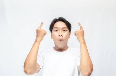 Beyaz tişörtlü Asyalı Kaçamak Genç Bir Şey İlan Ediyor. Yakışıklı Asyalı Adam Kopyalama Alanında Bir Şey Destekliyor İndirim veya Promosyon Gösteriyor.