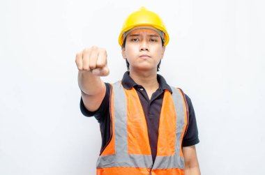 Güvenlik Miğferli Asyalı Erkek İnşaat İşçisi ve Yelek Protesto Ediyor, Reddediyor ve Reddediyor