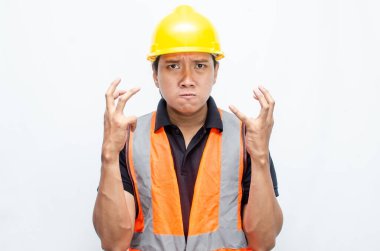 Asyalı Erkek İnşaat İşçisi 'nin Orange Vest ve Sarı Kasklı Kızgın, Kızgın, Üzgün, Kızgın İfadesiyle Aşırı Çalışmış Konsepti. 