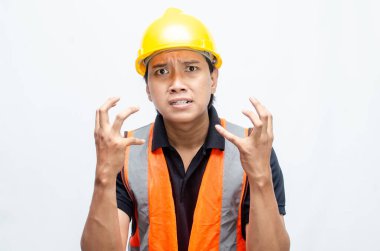 Asyalı Erkek İnşaat İşçisi 'nin Orange Vest ve Sarı Kasklı Kızgın, Kızgın, Üzgün, Kızgın İfadesiyle Aşırı Çalışmış Konsepti. 