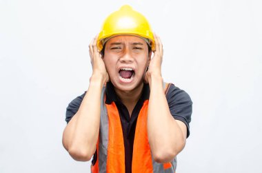 Asyalı Erkek İnşaat İşçisi 'nin Orange Vest ve Sarı Kasklı Kızgın, Kızgın, Üzgün, Kızgın İfadesiyle Aşırı Çalışmış Konsepti. 