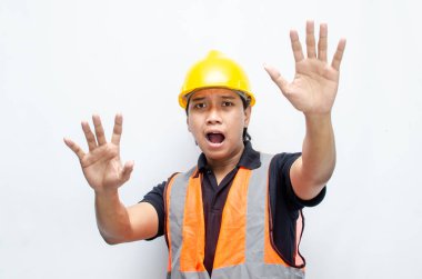 Güvenlik Miğferli Asyalı Erkek İnşaat İşçisi ve Yelek Protesto Ediyor, Reddediyor ve Reddediyor