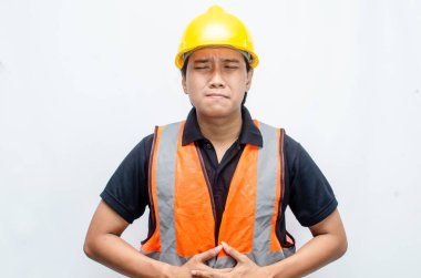 Asyalı Erkek İnşaat İşçisi 'nin Orange Vest ve Sarı Kasklı Kızgın, Kızgın, Üzgün, Kızgın İfadesiyle Aşırı Çalışmış Konsepti. 