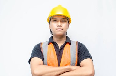 Asyalı kendine güvenen genç bir inşaat işçisi ya da mühendisinin portresi beyaz bir arkaplanda parlak bir gelecek görmek için ayakta duruyor. Parlak gelecek iş ve işçi konsepti.