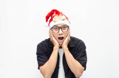 Noel Baba Şapkalı ve Noel Gözlüklü Mutlu Çekici Asyalı Adam Noel 'i kutluyor. Noel ve Tatil Konsepti.