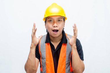 Siyah gömlekli ve sarı kasklı Asyalı mutlu inşaat işçisi reklamları gösteriyor.