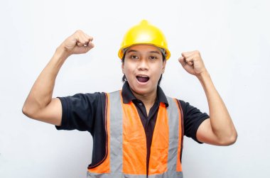 Siyah gömlekli mutlu Asyalı inşaat işçisi ve sarı kasklı reklamlar sunuyor.