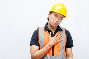 İnşaat işçisi acı içinde inledi. İnşaat İşçisi Kalp krizi geçirdi 'nin çok çalışılmış konsepti. Hardhat 'lı Adam Kalp krizinden muzdarip.