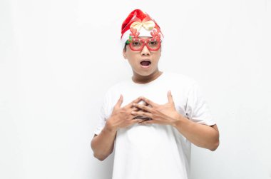 Noel Baba Şapkası ve Noel Kutlaması Gözlüğü Giyen Asyalı Mutlu Genç Adam. Noel ve Tatil Konsepti.