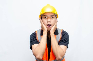 Asyalı Erkek İnşaat İşçisi 'nin Orange Vest ve Sarı Kasklı Kızgın, Kızgın, Üzgün, Kızgın İfadesiyle Aşırı Çalışmış Konsepti. 