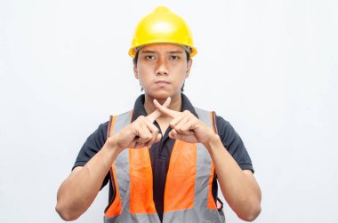 Siyah gömlekli ve sarı kasklı Asyalı mutlu inşaat işçisi reklamları gösteriyor.