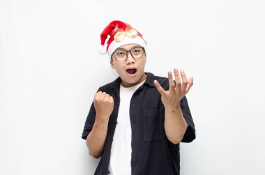 Noel Baba Şapkalı ve Noel Gözlüklü Mutlu Çekici Asyalı Adam Noel 'i kutluyor. Noel ve Tatil Konsepti.