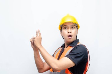 Beyaz Arkaplanda Sarı Miğferli ve Turuncu Yelekli Genç Asyalı İnşaat İşçisi