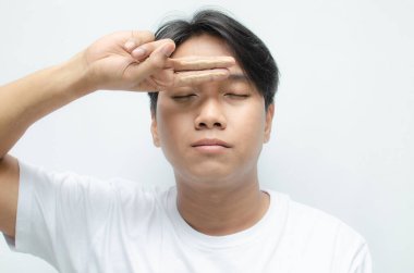 Sivilceli ve yüzünde sivilceli cilt bakımı yapan Asyalı bir adamın yakın çekimi..