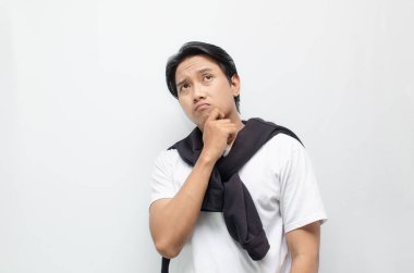 Düşünceli bir ifadeyle genç bir Asyalı, derin bir tefekkür içinde, karar verme, yansıtma ve duygusal anlar için ideal bir tema..