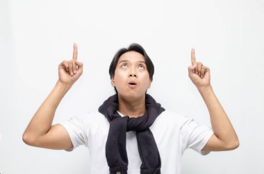 Günlük kıyafetli genç Asyalı adam fotokopi alanını işaret ediyor. Reklam ve tanıtım şablonları için mükemmel. Sergi ürünleri veya iletiler için ideal