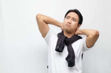 Beyaz tişörtlü Asyalı adam düşünüyor ve üzgün görünüyor, boşluğu kopyala 