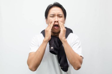 Genç Asyalı adam öksürüyor ve grip belirtileri gösteriyor. Ateşli bir bakışla. Sağlık, hastalık ve mevsimsel grip farkındalığı kavramları için ideal