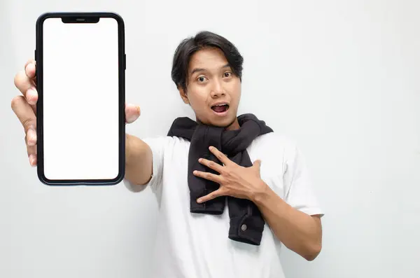 Asyalı genç bir adamın boş bir akıllı telefon ekranı göstermesine şaşırdım. Reklam ve uygulama modelleri için ideal. Tasarımlar, mobil uygulamalar veya tanıtım içeriği için mükemmel.