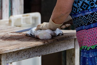 Tahta masadaki topaklar odayı ısıtmaya hazır.