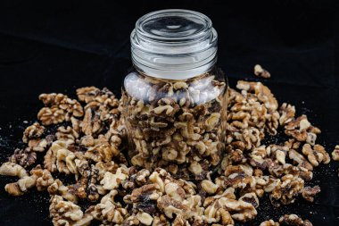 Ahşap masada soyulmuş ceviz.