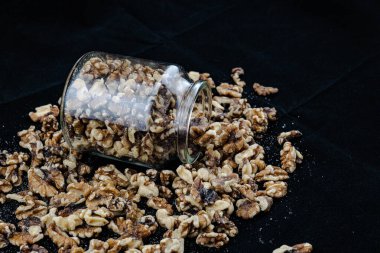 Ahşap masada soyulmuş ceviz.