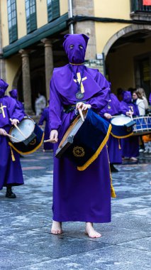 İspanya 'daki kutsal Semana Noel Geçit Töreni' nde süslü şamandıralar taşıyan, mumlarla aydınlatılan ve musallat olunan müzik eşliğinde şamandıralı şamandıralar.