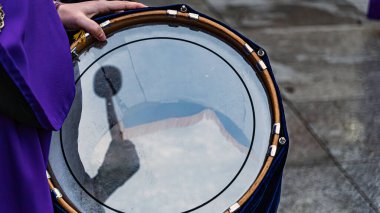 İspanya 'daki kutsal Semana Noel Geçit Töreni' nde süslü şamandıralar taşıyan, mumlarla aydınlatılan ve musallat olunan müzik eşliğinde şamandıralı şamandıralar.