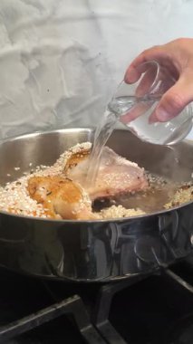 Klasik Latin Amerika yemeği, tavuk ve pilavı hazırlama üzerine detaylı bir video dersi aromatik baharatlar, taze tavuk ve yumuşacık pirinci lezzetli ve rahatlatıcı bir yemek için nasıl birleştirebileceğinizi öğrenin. Aileler ve ev yemekleri için mükemmel.!