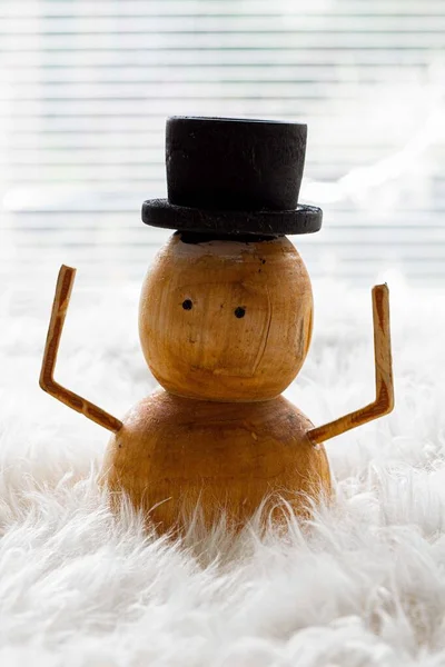 Kardan yapılmış el yapımı küçük bir kardan adam, Noel süsü. Ahşap Noel bebeği. Yapı