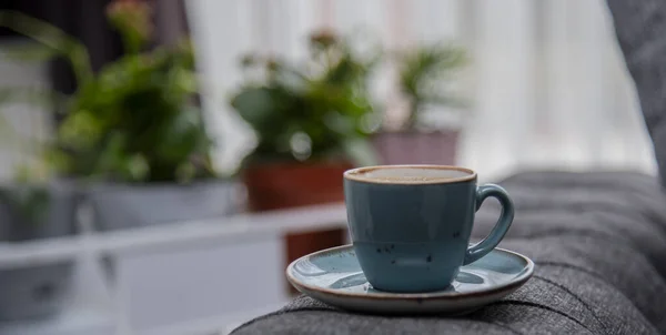 Blaue Tasse Kaffee Auf Dem Grauen Sofa Mit Beleuchtetem Hintergrund — Stockfoto