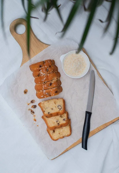 Mutfak masasındaki ahşap mutfak tahtasındaki pasta dilimleri. Yemek konsepti..