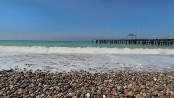 Rocky Παραλία Και Προβλήτα Αργή Κίνηση — Αρχείο Βίντεο