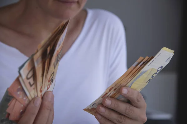 Avro nakitini tutan eller. Avro genç beyaz kadın ellerinde. Yakın plan. .